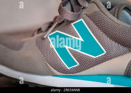 DIES IST Ein AKTIENFOTO – das auffällige „N“-Logo auf der Seite eines New Balance Trainers Stockfoto