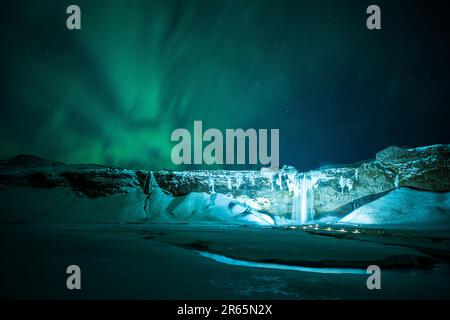 Ein atemberaubender Blick auf die Nordlichter, die den Himmel erleuchten Stockfoto