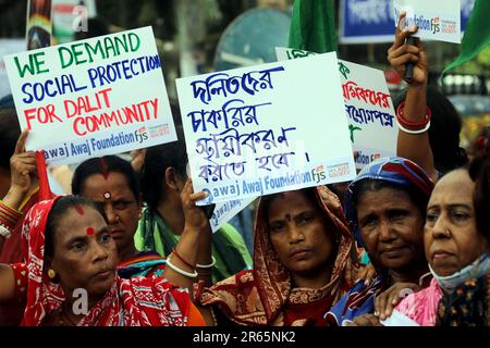 DHAKA, BANGLADESCH - JUNI 2: Dalit und ausgegrenzte Mitglieder der Gemeinschaft halten Zeichen und Gesänge, während sie an einem Protest teilnehmen, in dem Menschenrechte gefordert werden Stockfoto