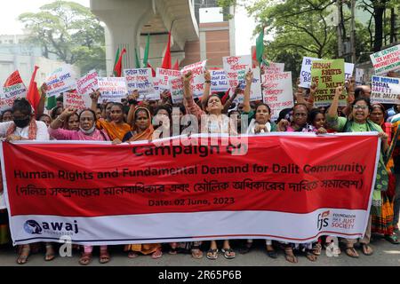 DHAKA, BANGLADESCH - JUNI 2: Dalit und ausgegrenzte Mitglieder der Gemeinschaft halten Zeichen und Gesänge, während sie an einem Protest teilnehmen, in dem Menschenrechte gefordert werden Stockfoto