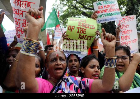 DHAKA, BANGLADESCH - JUNI 2: Dalit und ausgegrenzte Mitglieder der Gemeinschaft halten Zeichen und Gesänge, während sie an einem Protest teilnehmen, in dem Menschenrechte gefordert werden Stockfoto