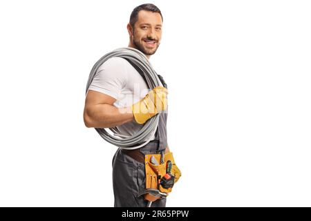 Elektriker hält Kabel an der Schulter und lächelt isoliert auf weißem Hintergrund Stockfoto