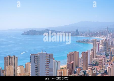 Panoramablick auf das berühmte Benidorm Resort City. Küste des Mittelmeers, Wolkenkratzer von Benidorm, Hotels und blauer Himmel und Berge im Hintergrund Stockfoto