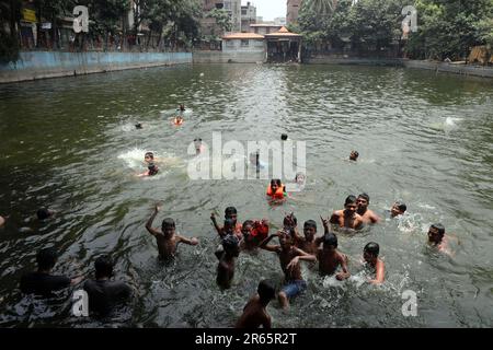 DHAKA, BANGLADESCH - JUNI 2: Am 2. Juni 2023 baden Menschen in einem Teich in Old Dhaka in Dhaka, Bangladesch. Dhaka ist eine Megacity und hat 10,2 Einwohner Stockfoto