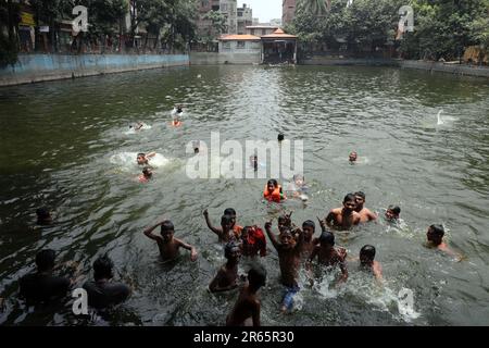 DHAKA, BANGLADESCH - JUNI 2: Am 2. Juni 2023 baden Menschen in einem Teich in Old Dhaka in Dhaka, Bangladesch. Dhaka ist eine Megacity und hat 10,2 Einwohner Stockfoto