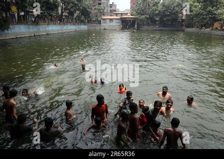 DHAKA, BANGLADESCH - JUNI 2: Am 2. Juni 2023 baden Menschen in einem Teich in Old Dhaka in Dhaka, Bangladesch. Dhaka ist eine Megacity und hat 10,2 Einwohner Stockfoto