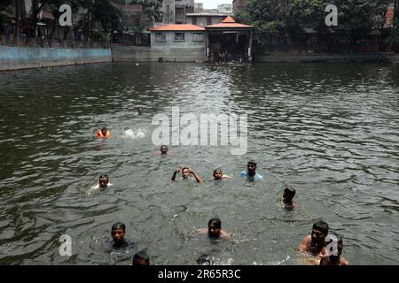 DHAKA, BANGLADESCH - JUNI 2: Am 2. Juni 2023 baden Menschen in einem Teich in Old Dhaka in Dhaka, Bangladesch. Dhaka ist eine Megacity und hat 10,2 Einwohner Stockfoto