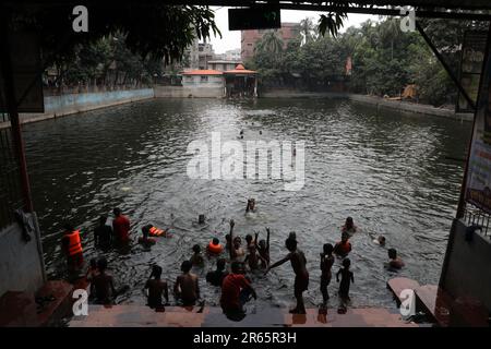 DHAKA, BANGLADESCH - JUNI 2: Am 2. Juni 2023 baden Menschen in einem Teich in Old Dhaka in Dhaka, Bangladesch. Dhaka ist eine Megacity und hat 10,2 Einwohner Stockfoto