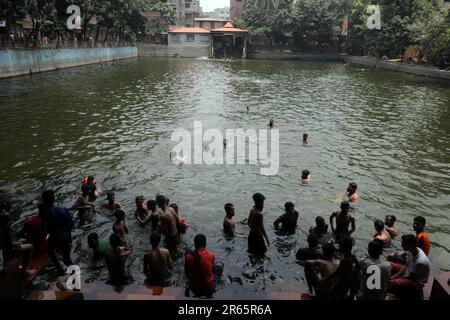 DHAKA, BANGLADESCH - JUNI 2: Am 2. Juni 2023 baden Menschen in einem Teich in Old Dhaka in Dhaka, Bangladesch. Dhaka ist eine Megacity und hat 10,2 Einwohner Stockfoto