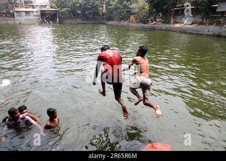 DHAKA, BANGLADESCH - JUNI 2: Am 2. Juni 2023 baden Menschen in einem Teich in Old Dhaka in Dhaka, Bangladesch. Dhaka ist eine Megacity und hat 10,2 Einwohner Stockfoto