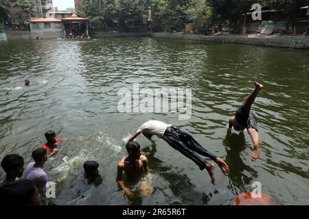 DHAKA, BANGLADESCH - JUNI 2: Am 2. Juni 2023 baden Menschen in einem Teich in Old Dhaka in Dhaka, Bangladesch. Dhaka ist eine Megacity und hat 10,2 Einwohner Stockfoto