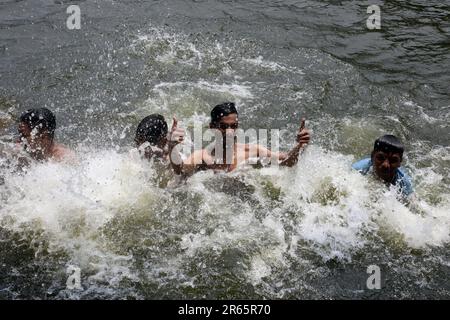 DHAKA, BANGLADESCH - JUNI 2: Am 2. Juni 2023 baden Menschen in einem Teich in Old Dhaka in Dhaka, Bangladesch. Dhaka ist eine Megacity und hat 10,2 Einwohner Stockfoto