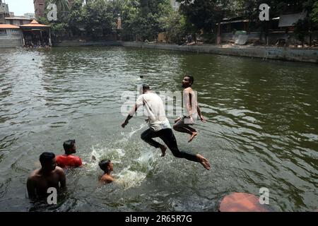 DHAKA, BANGLADESCH - JUNI 2: Am 2. Juni 2023 baden Menschen in einem Teich in Old Dhaka in Dhaka, Bangladesch. Dhaka ist eine Megacity und hat 10,2 Einwohner Stockfoto