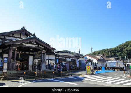 Nördlicher Ausgang des Bahnhofs Takao Stockfoto