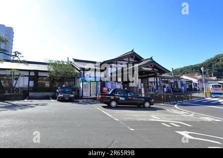 Nördlicher Ausgang des Bahnhofs Takao Stockfoto