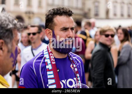 Prag, Tschechische Republik. 07. Juni 2023. Fußballfans der Fiorentina erobern die Straßen von Prag vor dem Finale der UEFA Europa Conference League. (Foto: Gonzales Photo/Alamy Live News Stockfoto