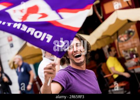 Prag, Tschechische Republik. 07. Juni 2023. Fußballfans der Fiorentina erobern die Straßen von Prag vor dem Finale der UEFA Europa Conference League. (Foto: Gonzales Photo/Alamy Live News Stockfoto