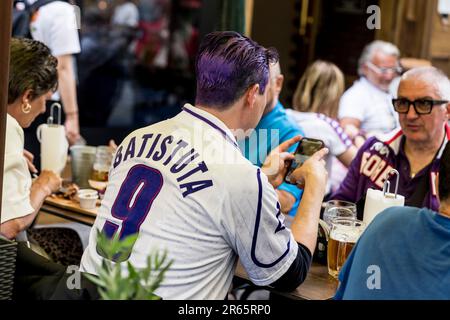 Prag, Tschechische Republik. 07. Juni 2023. Fußballfans der Fiorentina erobern die Straßen von Prag vor dem Finale der UEFA Europa Conference League. (Foto: Gonzales Photo/Alamy Live News Stockfoto