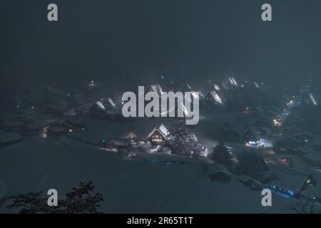 Das Shirakawa-Dorf leuchtet auf Stockfoto