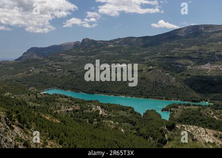 Alicante in Spanien: Das Reservoir Embassament de Guadalest Stockfoto