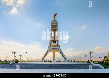 Ashgabat Turkmenistan - Oktober 10 2019: Denkmal der Neutralität, dreibeinige Bögen mit weißem Marmor, goldenen Details und einer vergoldeten Statue Stockfoto