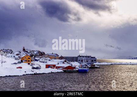 Der Hafen in Honningsvag, Norwegen, im Winter nach Schneefall. Es ist ein Halt für die Hurtigruten Küstenschiffe und Touristen, die das Nordkap besuchen Stockfoto