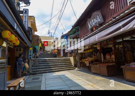 Monzenmachi vom Konpira-gu-Schrein Stockfoto