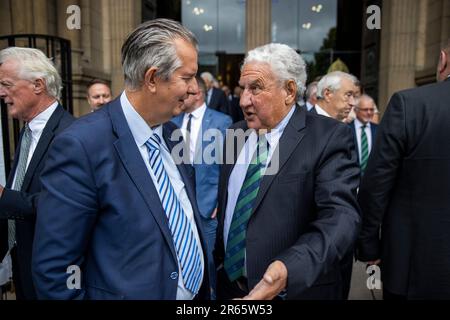 DUP MLA Edwin Poots (links) und ehemaliger FIFA-Vizepräsident Jim Boyce, der an einem Thanksgiving-Gottesdienst in der St Anne's Cathedral in Belfast teilnahm, für den ehemaligen nordirischen Manager Billy Bingham, der im Juni 2022 im Alter von 90 Jahren verstarb. Bilddatum: Mittwoch, 7. Juni 2023. Stockfoto