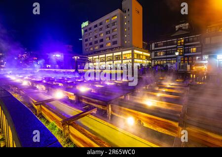 Beleuchtete Thermalfelder von Kusatsu Onsen Stockfoto