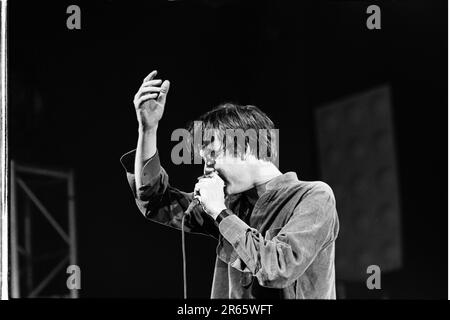 JARVIS COCKER, PULP, 2001: Jarvis Cocker von der Pulp-Band spielt live beim Homelands Festival in Winchester, England, 26. Mai 2001. Foto: Rob Watkins. INFO: Pulp, eine britische Alternative Rock Band, die 1978 gegründet wurde, erlangte in der Britpop-Ära der 90er Jahre Bekanntheit. Mit Jarvis Cocker prägten ihre Hits wie Common People und Alben wie Different Class ihren witzigen und sozial aufmerksamen Sound und hinterließen ein unauslöschliches Zeichen in der alternativen Musikszene. Stockfoto