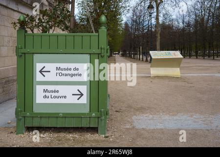 Ein Schild, das auf das Musée de l'Orangerie und das Musée du Louvre in Jardin des Tuileries (Tuilerien) in Paris, Frankreich, zeigt. Stockfoto