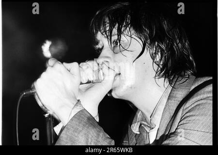 THE STROKES, YOUNG, FIRST UK TOUR, 2001: Julian Casablancas der Strokes auf ihrer ersten großen UK- und European Tour im Clwb IFOR Bach Welsh Club in Wales, Großbritannien am 14. Juni 2001. Foto: Rob Watkins Stockfoto