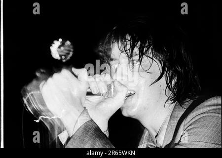 THE STROKES, YOUNG, FIRST UK TOUR, 2001: Julian Casablancas der Strokes auf ihrer ersten großen UK- und European Tour im Clwb IFOR Bach Welsh Club in Wales, Großbritannien am 14. Juni 2001. Foto: Rob Watkins Stockfoto