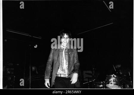 THE STROKES, YOUNG, FIRST UK TOUR, 2001: Julian Casablancas der Strokes auf ihrer ersten großen UK- und European Tour im Clwb IFOR Bach Welsh Club in Wales, Großbritannien am 14. Juni 2001. Foto: Rob Watkins Stockfoto
