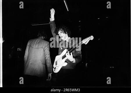THE STROKES, YOUNG, FIRST UK TOUR, 2001: Julian Casablancas und Albert Hammond Jr von The Strokes auf ihrer ersten großen UK- und European Tour im Clwb IFOR Bach Welsh Club in Wales, UK am 14. Juni 2001. Foto: Rob Watkins Stockfoto