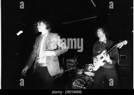 THE STROKES, YOUNG, FIRST UK TOUR, 2001: Julian Casablancas und Albert Hammond Jr von The Strokes auf ihrer ersten großen UK- und European Tour im Clwb IFOR Bach Welsh Club in Wales, UK am 14. Juni 2001. Foto: Rob Watkins Stockfoto