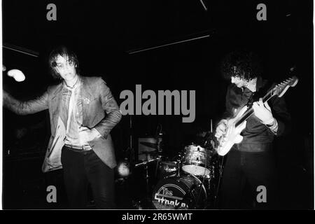 THE STROKES, YOUNG, FIRST UK TOUR, 2001: Julian Casablancas und Albert Hammond Jr von The Strokes auf ihrer ersten großen UK- und European Tour im Clwb IFOR Bach Welsh Club in Wales, UK am 14. Juni 2001. Foto: Rob Watkins Stockfoto
