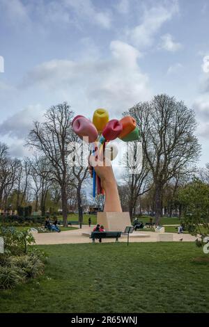 Tulpenstrauß von Jeff Koons, die Metallskulptur zu Ehren der Opfer der Anschläge von Paris vom 2015. November. Paris, Frankreich 25. März 2023. Stockfoto