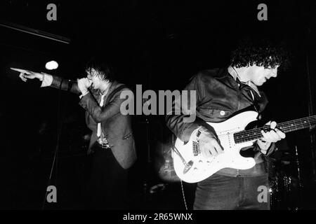 THE STROKES, YOUNG, FIRST UK TOUR, 2001: Julian Casablancas und Albert Hammond Jr von The Strokes auf ihrer ersten großen UK- und European Tour im Clwb IFOR Bach Welsh Club in Wales, UK am 14. Juni 2001. Foto: Rob Watkins Stockfoto
