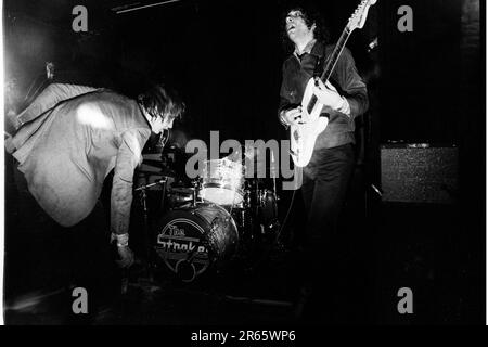 THE STROKES, YOUNG, FIRST UK TOUR, 2001: Julian Casablancas und Albert Hammond Jr von The Strokes auf ihrer ersten großen UK- und European Tour im Clwb IFOR Bach Welsh Club in Wales, UK am 14. Juni 2001. Foto: Rob Watkins Stockfoto