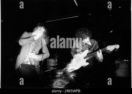 THE STROKES, YOUNG, FIRST UK TOUR, 2001: Julian Casablancas und Albert Hammond Jr von The Strokes auf ihrer ersten großen UK- und European Tour im Clwb IFOR Bach Welsh Club in Wales, UK am 14. Juni 2001. Foto: Rob Watkins Stockfoto