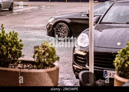 Masi, Italien, 7. juni 2023: Nahaufnahme der Eleganz von geparkten Luxusautos. Stockfoto
