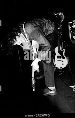 THE STROKES, YOUNG, FIRST UK TOUR, 2001: Albert Hammond Jr. Der Strokes auf ihrer ersten großen UK- und European Tour im Clwb IFOR Bach Welsh Club in Wales, Großbritannien am 14. Juni 2001. Foto: Rob Watkins Stockfoto