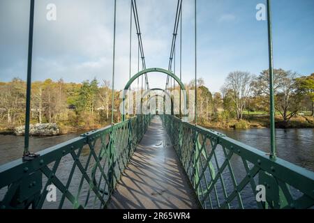 Blick auf die Brücke über dem Fluss Tummel, den Pitlochry Dam als Teil von Perth und Kinross. Schottland, Vereinigtes Königreich Stockfoto