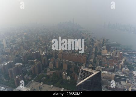 Manhattan, USA, 07/06/2023, Skyline von Manhattan verdeckt von Dunst von kanadischen Waldbränden, die eine besondere Atmosphäre vermitteln. Stockfoto