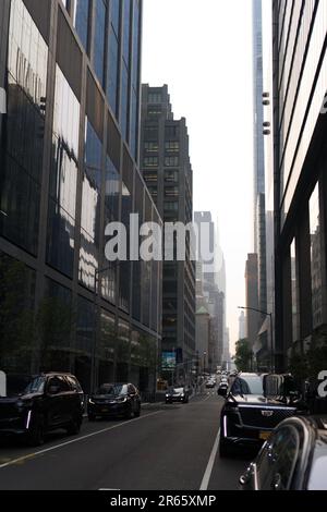 Manhattan, USA, 07/06/2023, Skyline von Manhattan verdeckt von Dunst von kanadischen Waldbränden, die eine besondere Atmosphäre vermitteln. Stockfoto