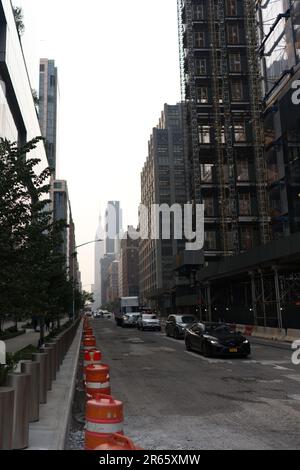 Manhattan, USA, 07/06/2023, Skyline von Manhattan verdeckt von Dunst von kanadischen Waldbränden, die eine besondere Atmosphäre vermitteln. Stockfoto