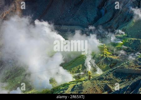 Owakudani-Tal, das eine Rauchfahne ausstößt Stockfoto