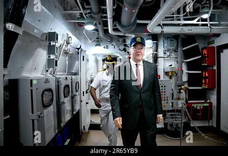 Mumbai, Indien. 07. Juni 2023. Boris Pistorius (SPD), Bundesminister für Verteidigung, besucht den gesteuerten Raketenzerstörer IN Mormugao der indischen Marine. Unter anderem möchte der Minister mit Vertretern der Atommacht Indien über die künftige militärische Zusammenarbeit sprechen. Kredit: Britta Pedersen/dpa/Alamy Live News Stockfoto