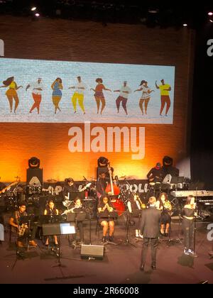 Manhattan, Usa. 06. Juni 2023. Manhattan Borough Arts Festival 2023, Manhattan High Schools und Middle Schools im historischen Apollo Theatre, Fiorello H.LaGuardia Tremble Chorus, Simone Vysnovsky Gesangsaufführung High School Studentenaufführung (Foto: Martina Kolozvaryova/Pacific Press) Kredit: Pacific Press Media Production Corp./Alamy Live News Stockfoto